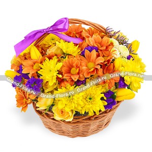 Солнечный сюрприз - корзина с хризантемами и тюльпанами